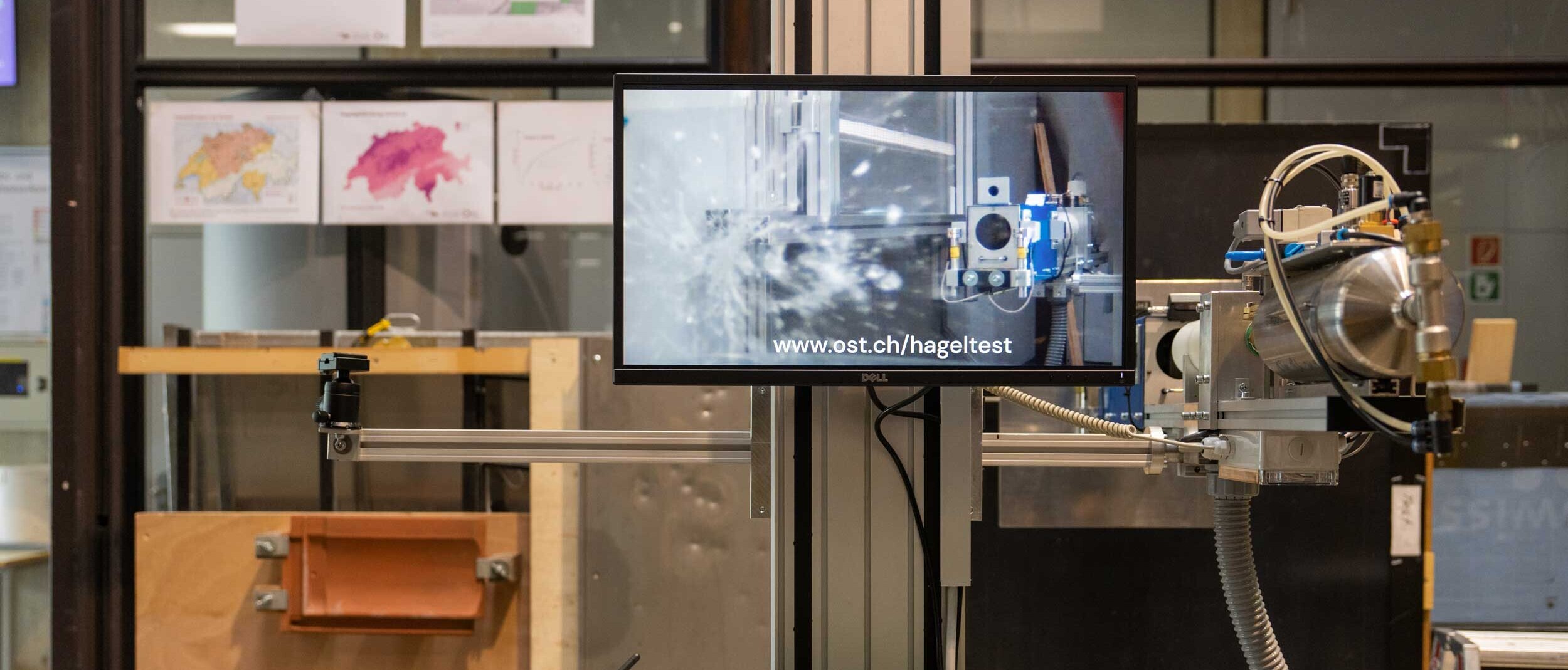 Mit der Hagel-Schussanlage wird unter anderem die Widerstandskraft von Solarpanels zertifiziert.