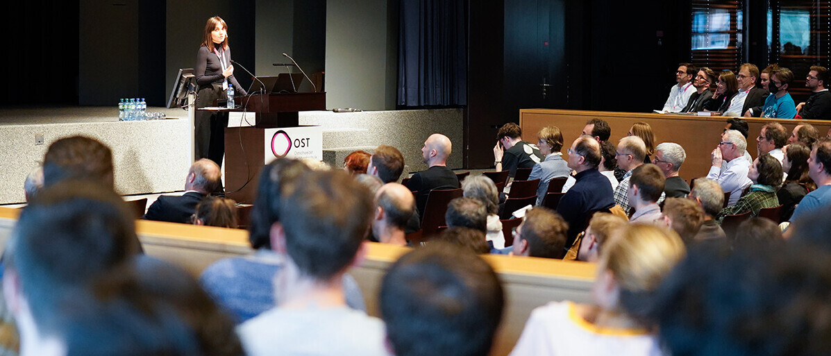 In der vollen Aula an der OST eröffnete Donald mit einem schonungslosen Einstieg in den Stand der Klimakrise.
