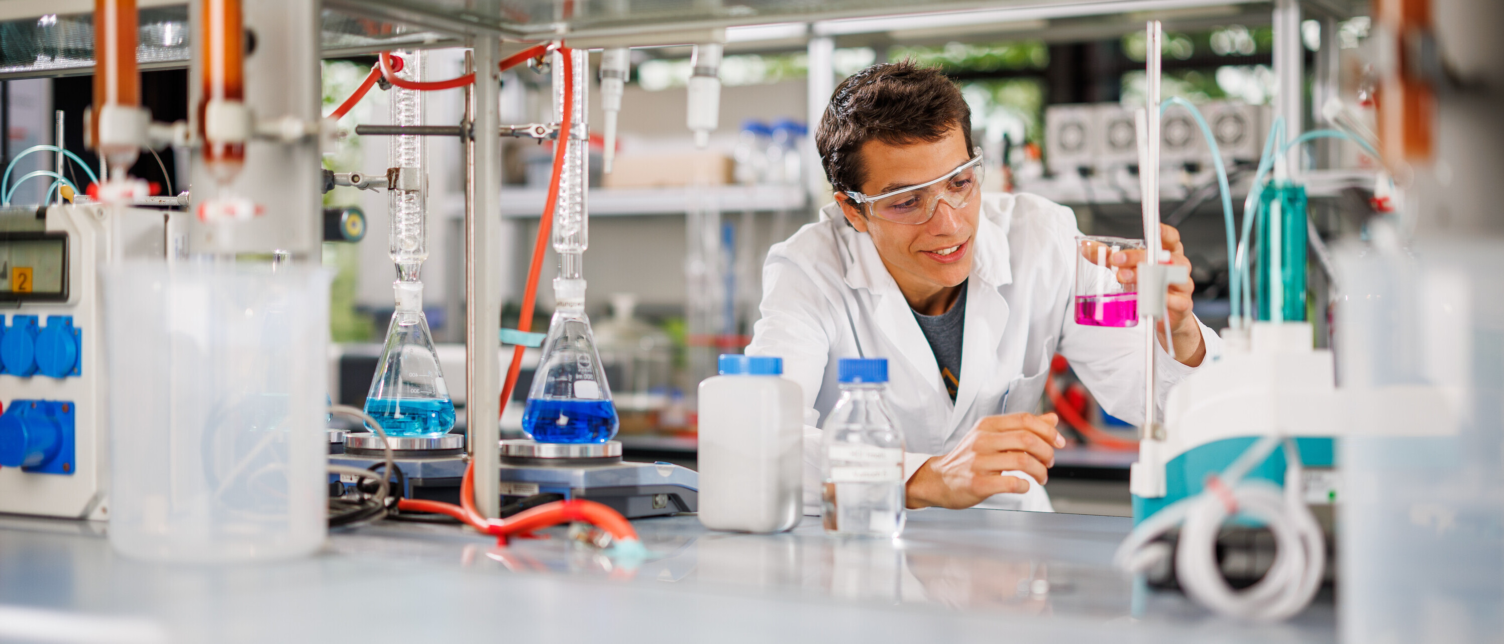 Im Chemielabor des Studiengangs Erneuerbare Energien und Umwelttechnik können Kinder und Jugendliche selbst Experimente durchführen.