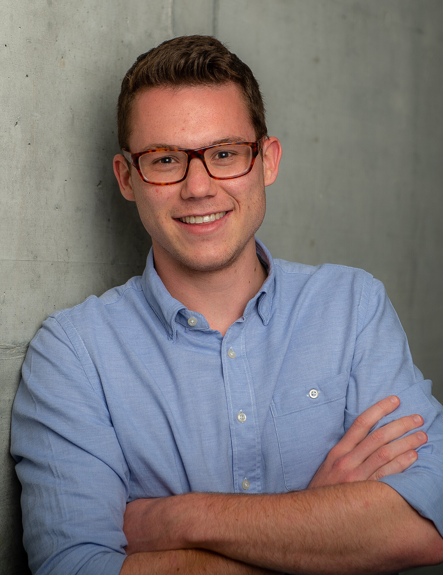 Ein lächelnder junger Mann (Absolvent eines Master of Sciene in Engineering"