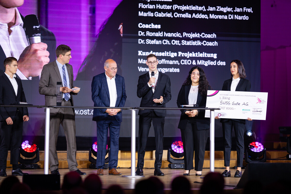 Gruppe von Studierenden der OST erhalten den Young Leader Award