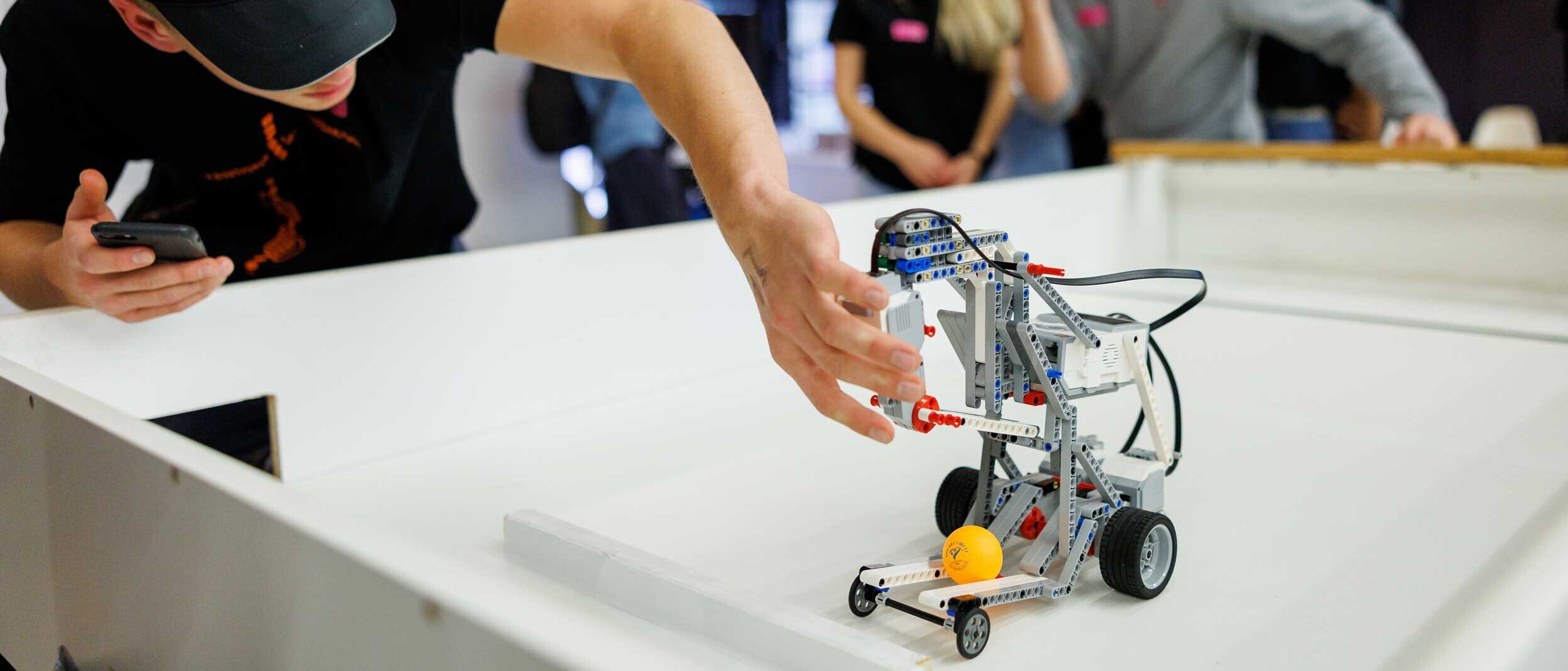 Ein Teilnehmer macht seinen Roboter startklar.