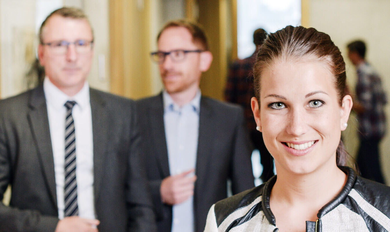 Männer und Frauen, welche eine Weiterbildung an der OST absolvieren in der Pause auf Flur