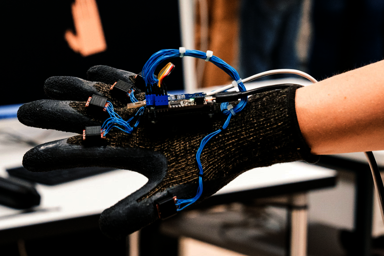 Hand mit Sensor-Handschuh