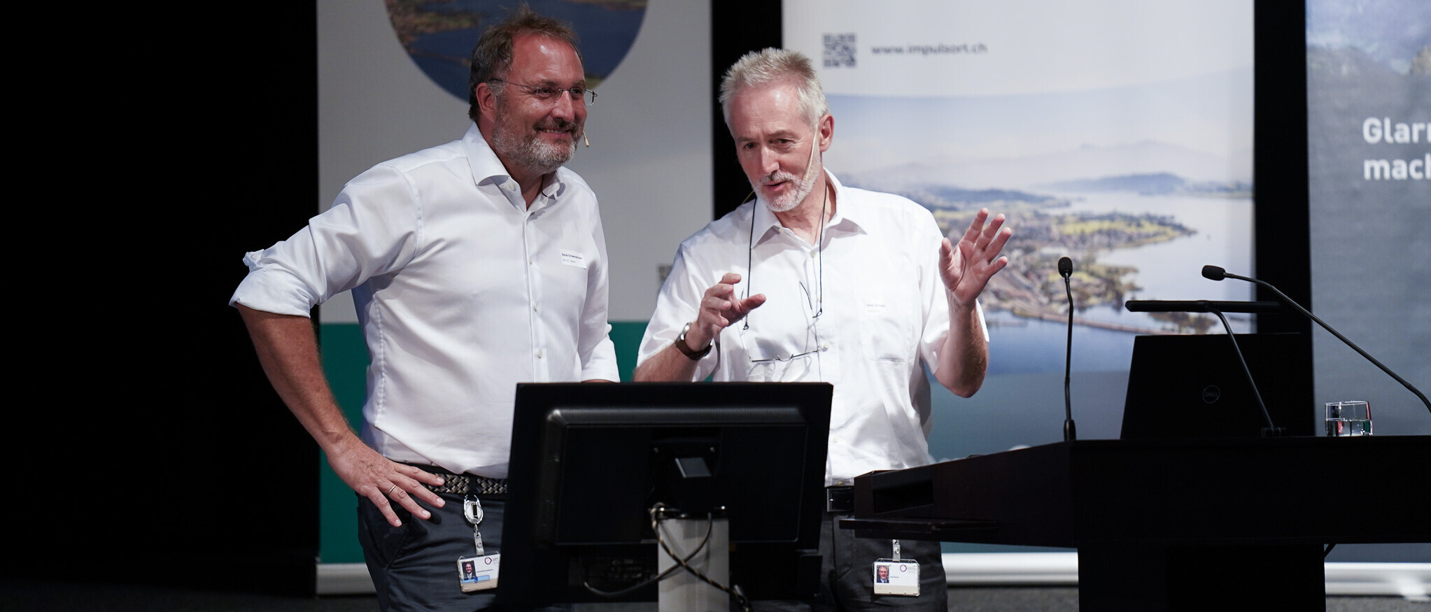 Daniel Schwendemann und Alex Simeon nehmen Fragen aus dem Publikum zur Kreislaufwirtschaft für Kunststoffe auf