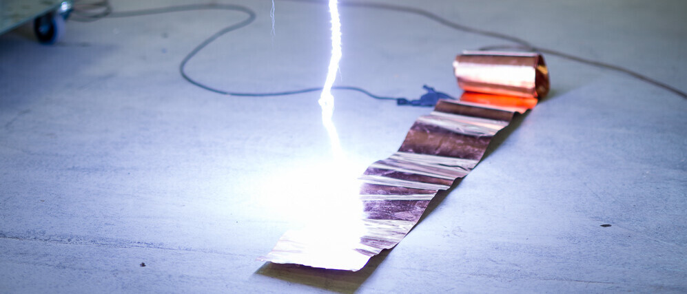 Im Hochspannungslabor der OST können Kinder und Jugendliche spannende Experimente mitverfolgen.