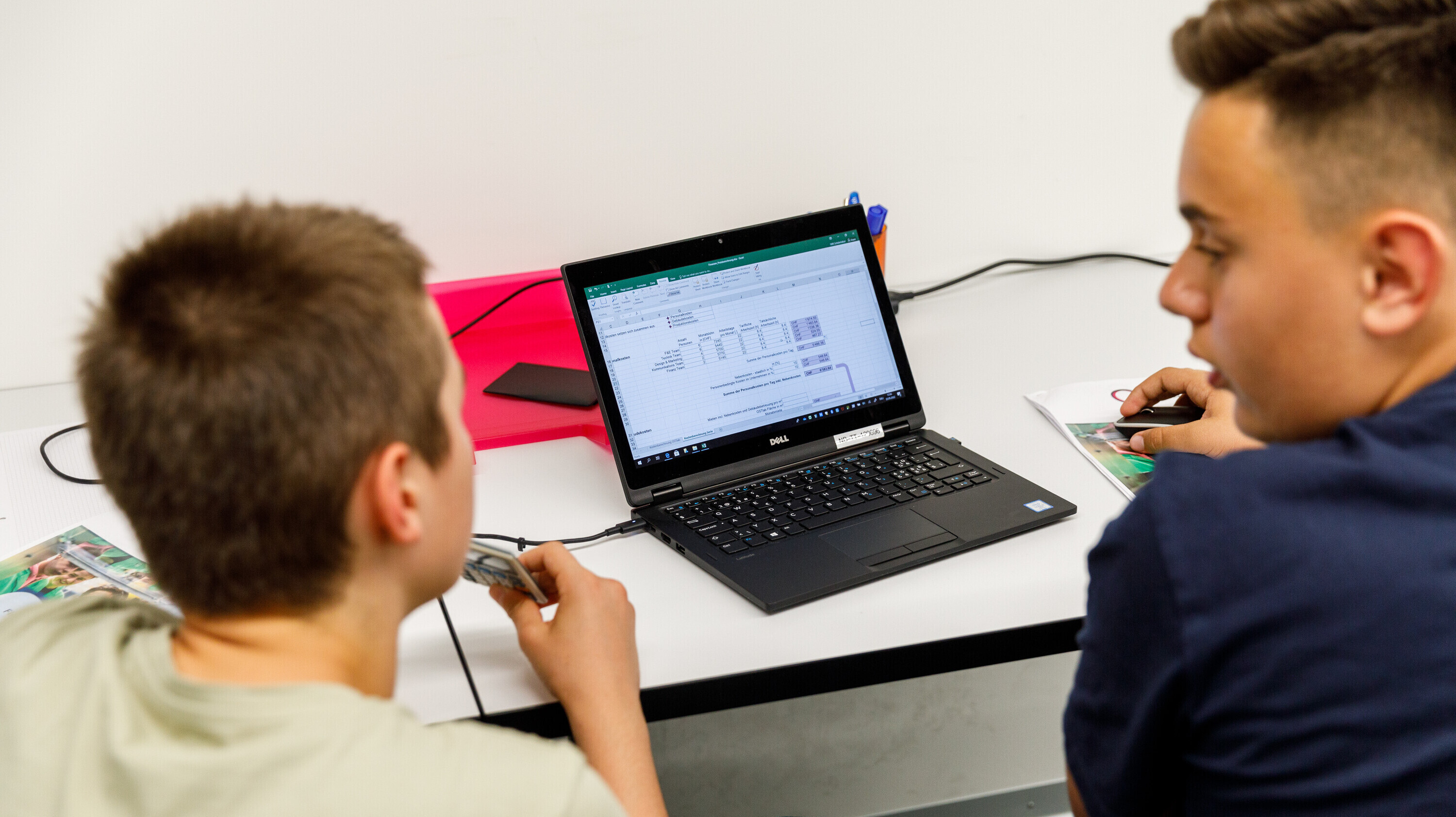 Jugendliche arbeiten an Laptop im OSTLAB