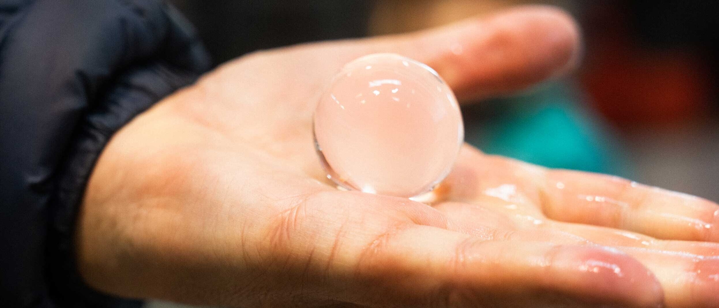 Mann hält an der OST hergestelltes Hagelkorn für die Hagelprüfung in der Hand. 