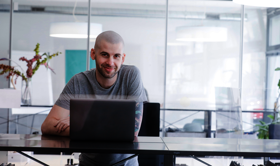 Informatiker vor Laptop