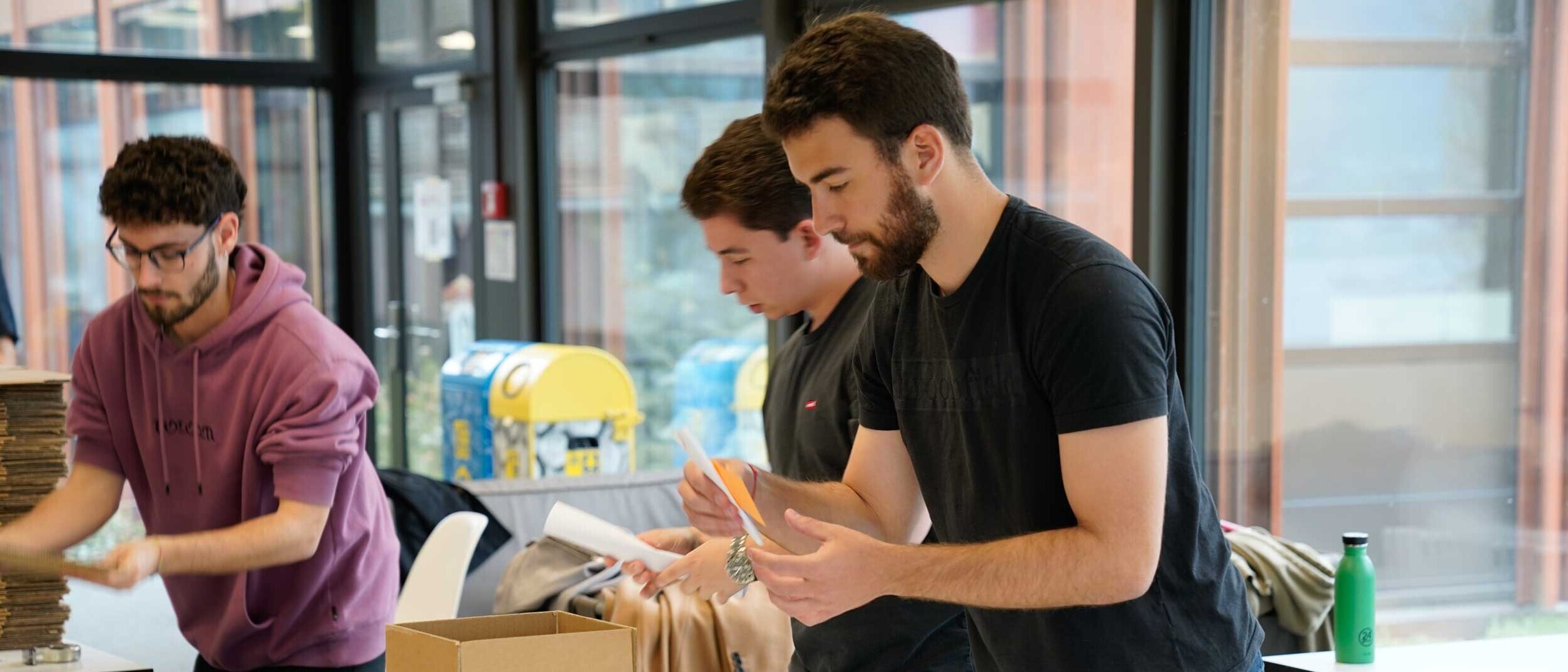 Studierende des Bachelorstudiengangs Wirtschaftsingenieurwesen an der OST stellen eine einfache Produktion nach.