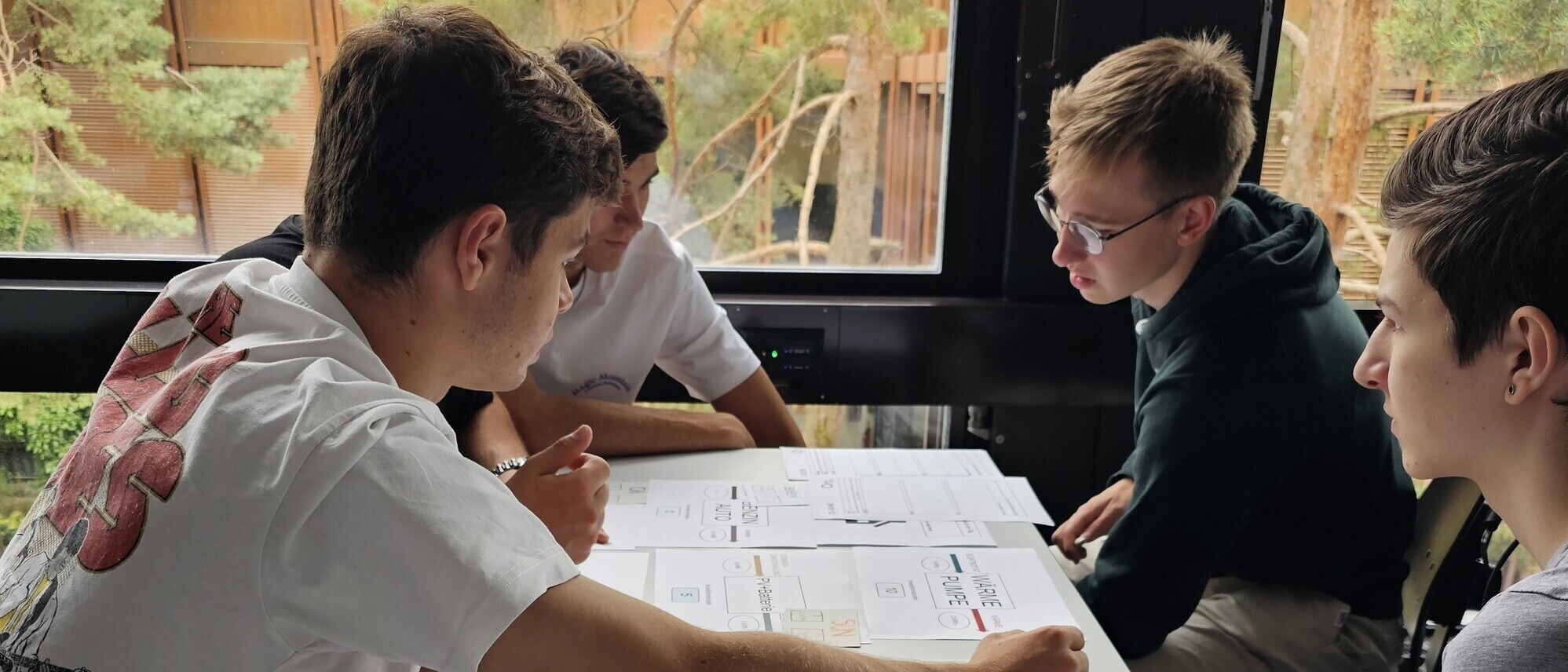 Schüler bei einem Spiel zum Thema nachhaltige Energie im Haushalt. 