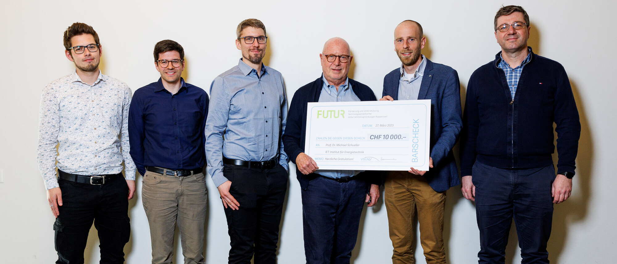 FUTUR Hauptpreis: Michael Schueller (2.v.r.) mit Team und Thomas Schmidheiny (3.v.r.)