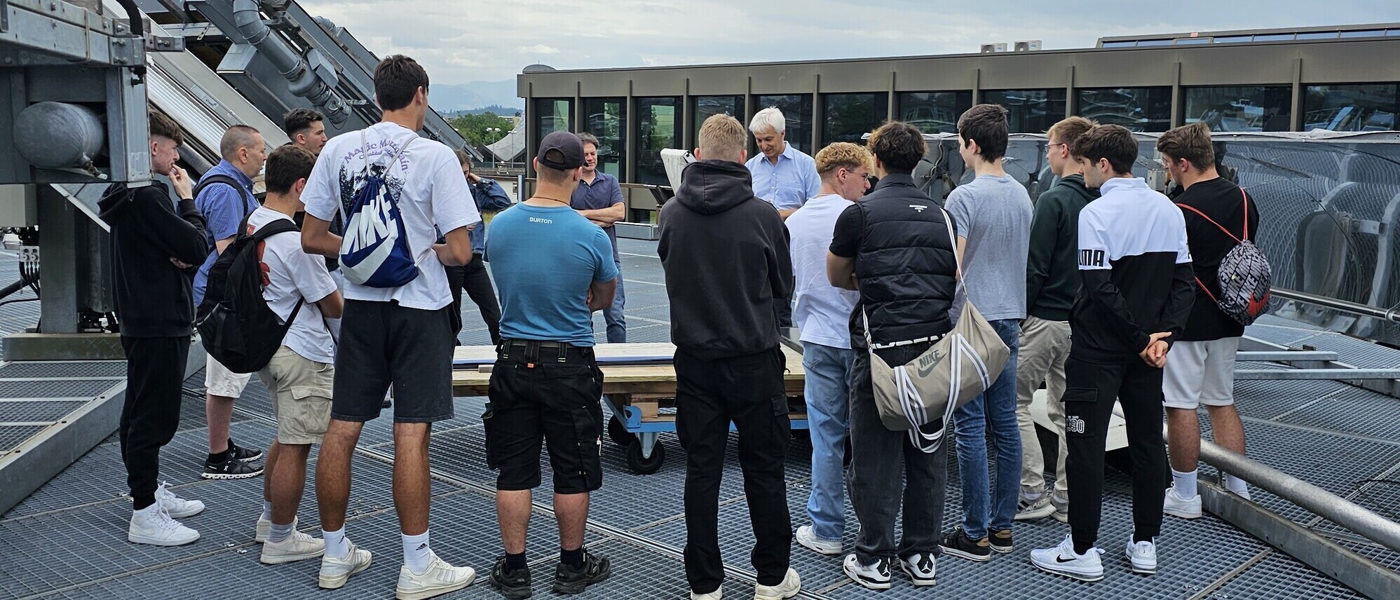 Berufsschüler auf dem Solardach der OST. 