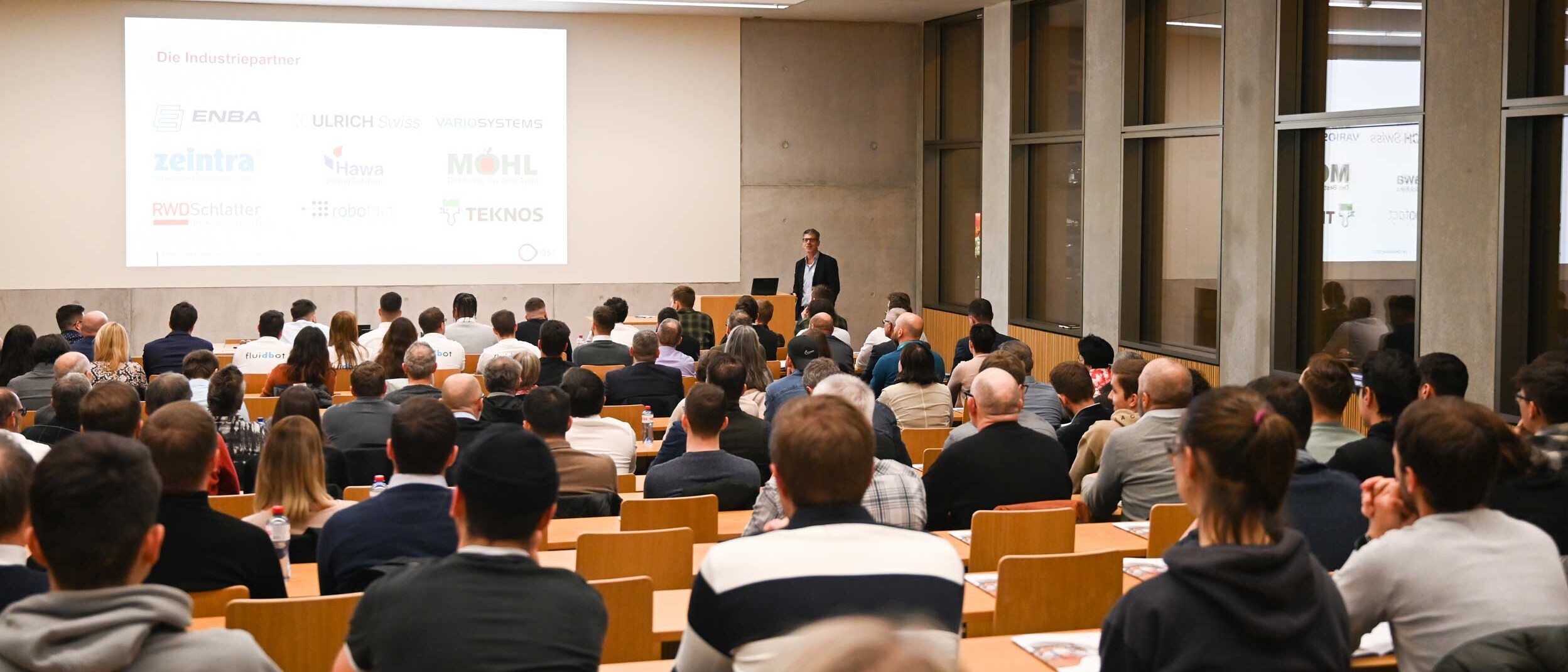 Prof. Urs Sonderegger, Studiengangleiter Wirtschaftsingenieurwesen, hat die Gäste begrüsst. 