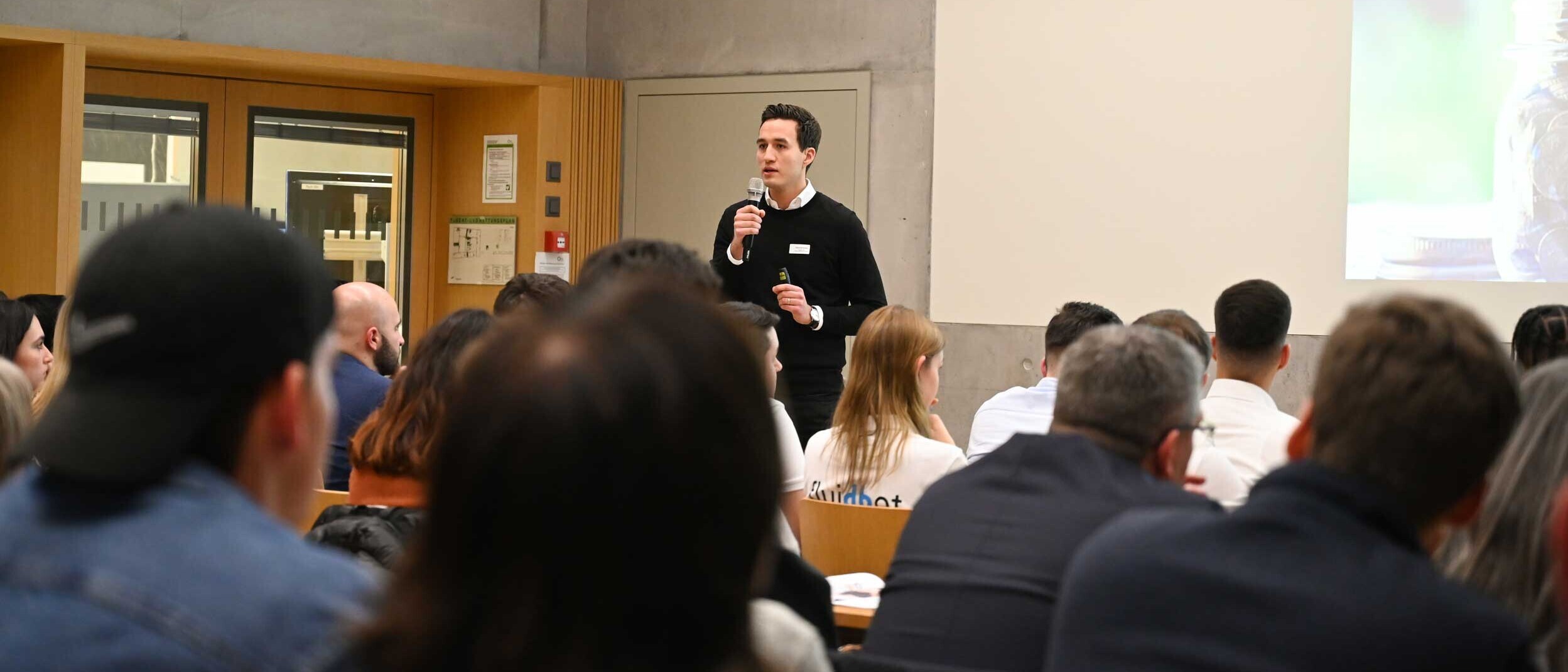 Die Präsentation vor Publikum bildet den Abschluss des Moduls "Industrieprojekt". 