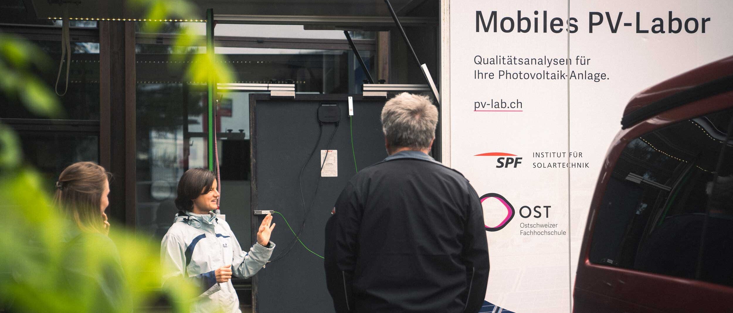 Die OST verfügt über ein mobiles Photovoltaik-Labor. 