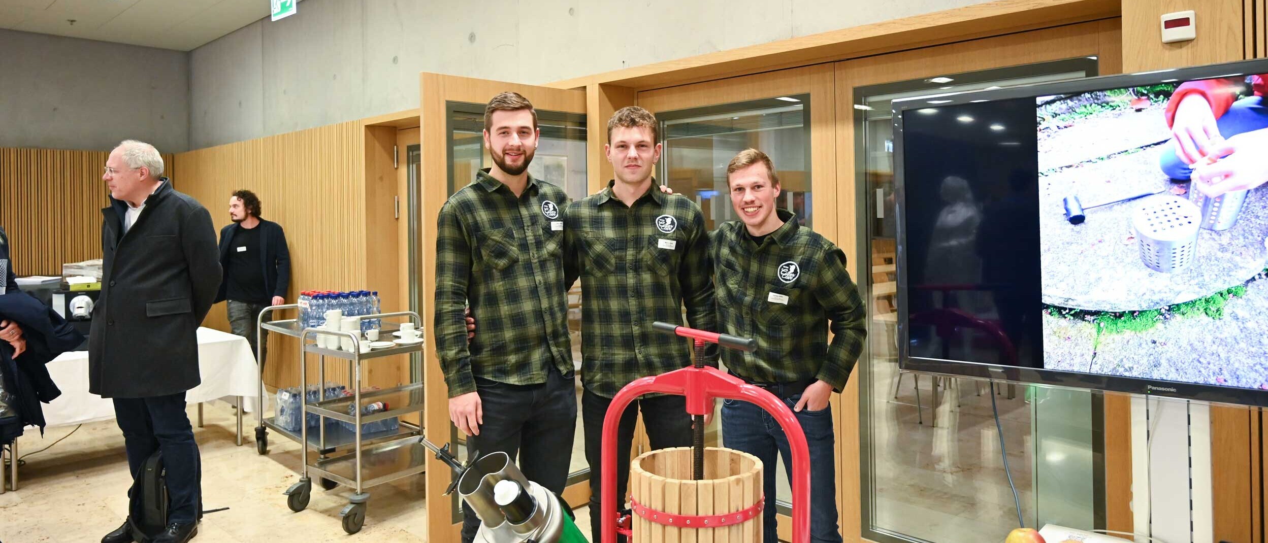 An einer Tischmesse konnten die Besucher die Prototypen der Studierenden live erleben.