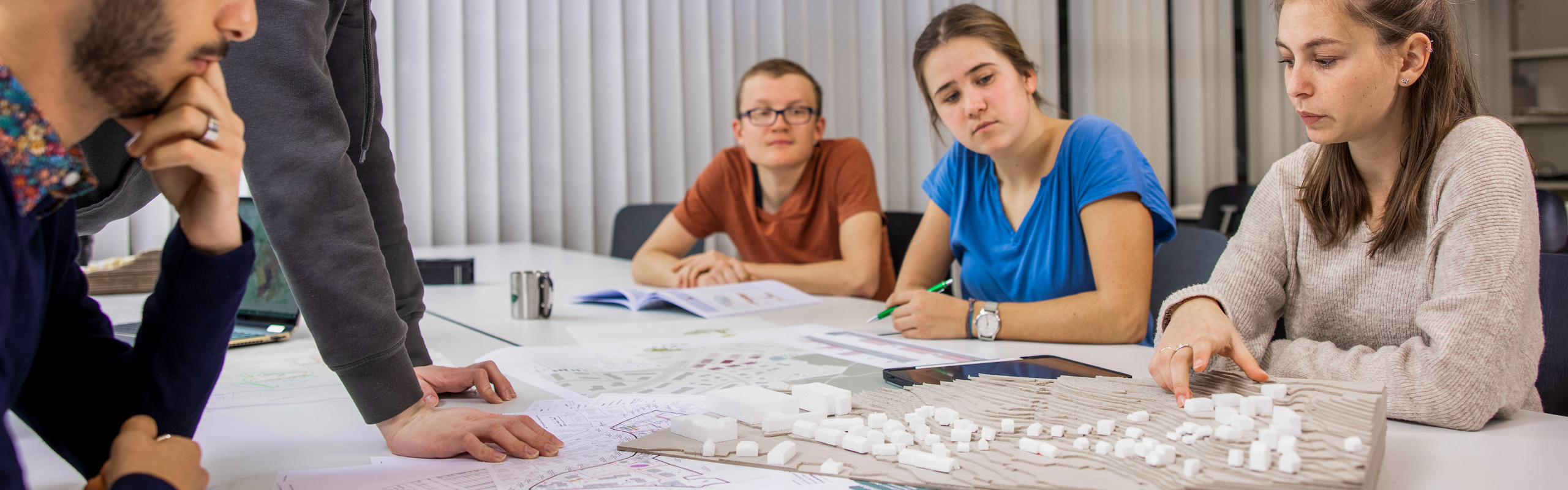 Studierende des Bachelor Stadt-, Verkehrs- und Raumplanung vor einem Model.