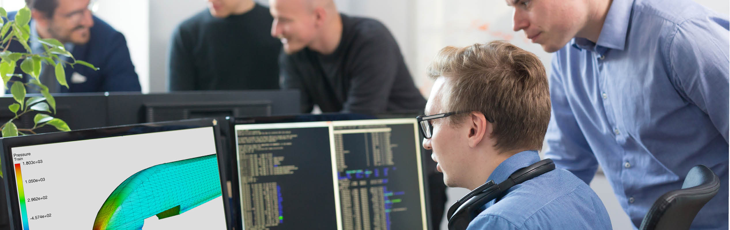 Studierende des Bachelorstudiums Computational Engineering an der OST vor zwei Monitoren