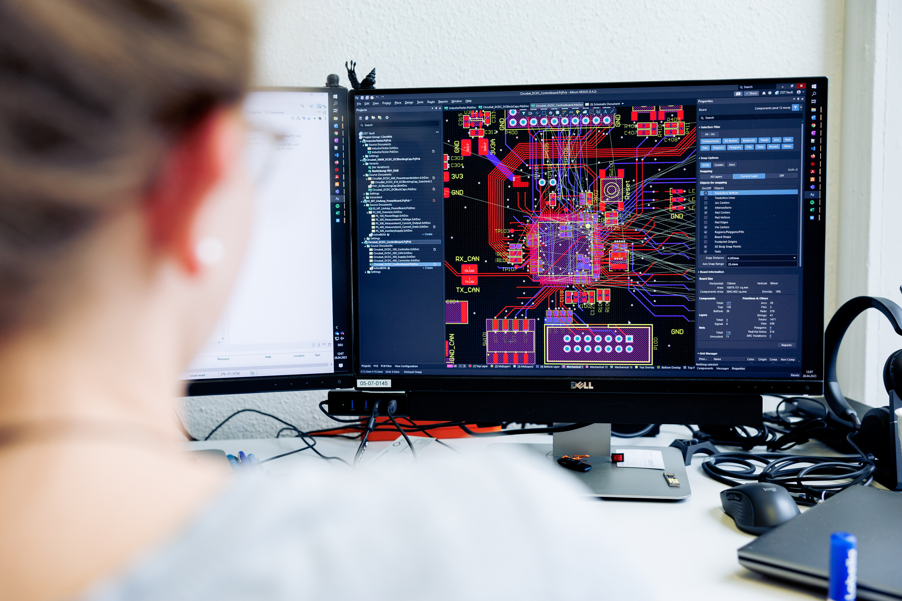 Monitor mit Bild einer Schaltungsentwicklung für ein Embedded System