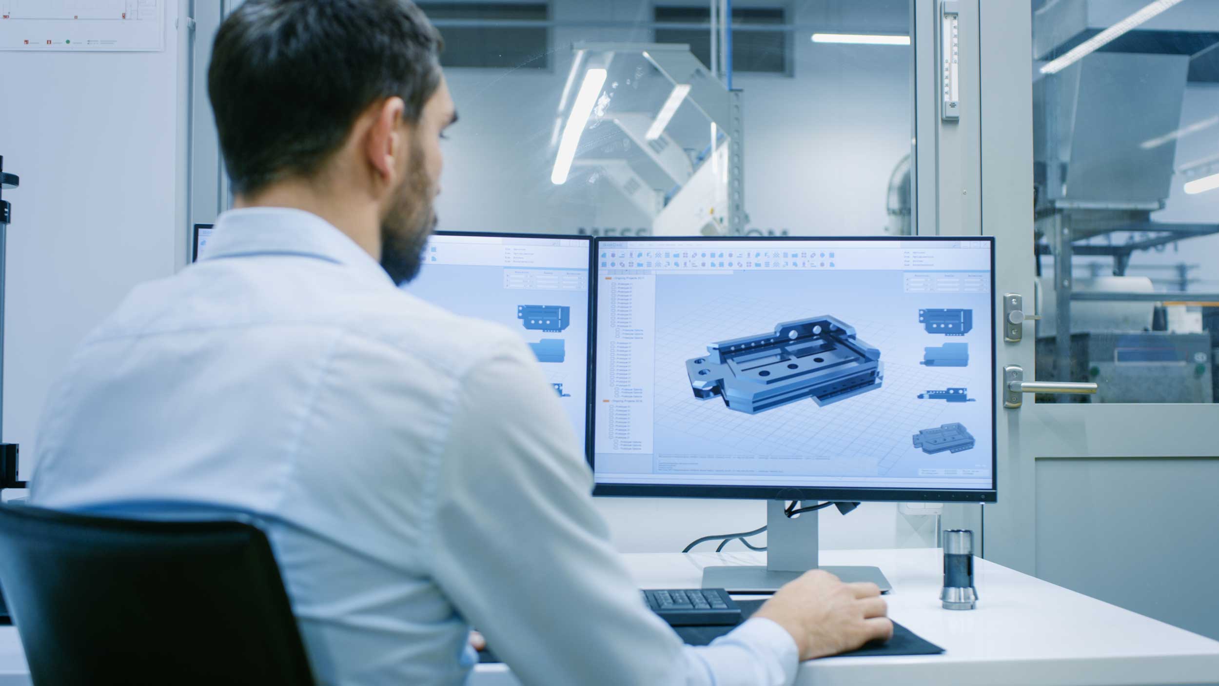 Ein Ingenieur arbeitet an einem Modell am Computer an. 