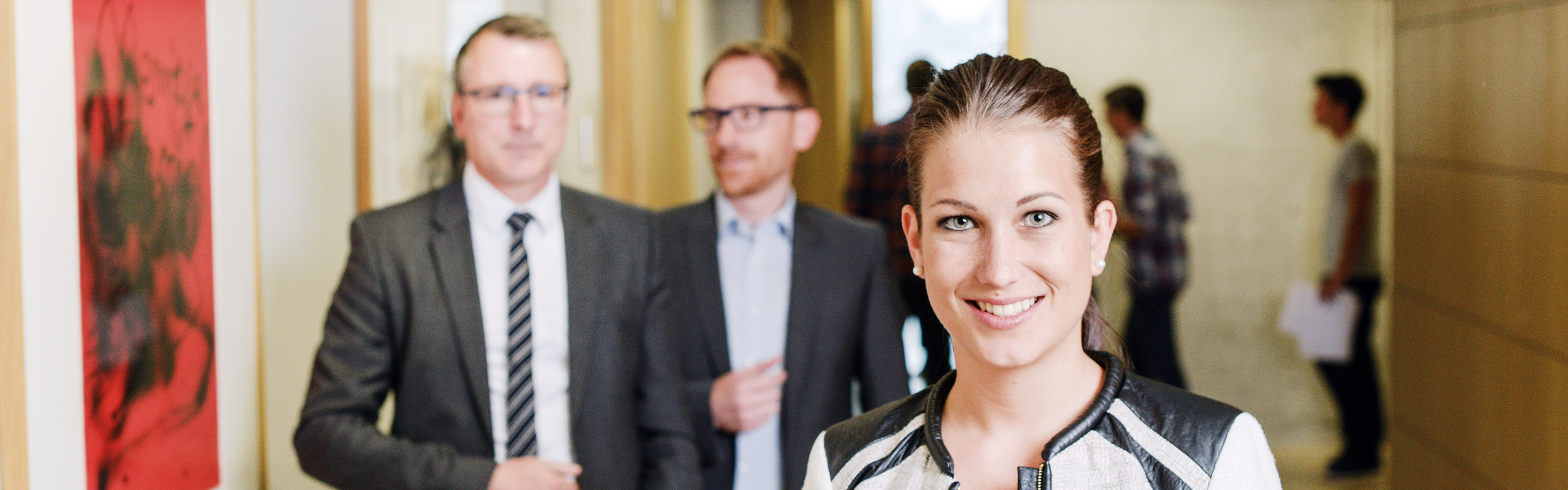 Weiterbildung an der OST Männer und Frauen, welche eine Weiterbildung an der OST absolvieren in der Pause auf Flur