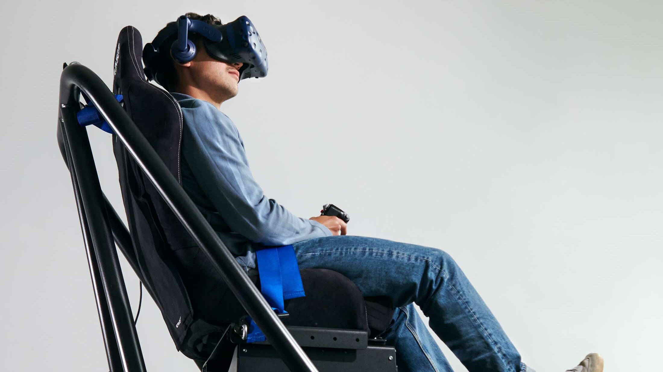 Simulator (Sitz mit Menschen drauf)  für Helikopterausbildung mit dank künstlicher Intelligenz