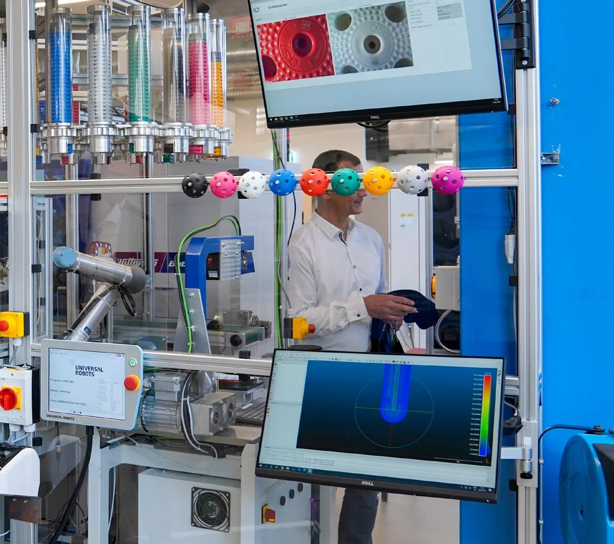 Produktionsanlage für Kunststoffbälle, Mann im Hintergrund