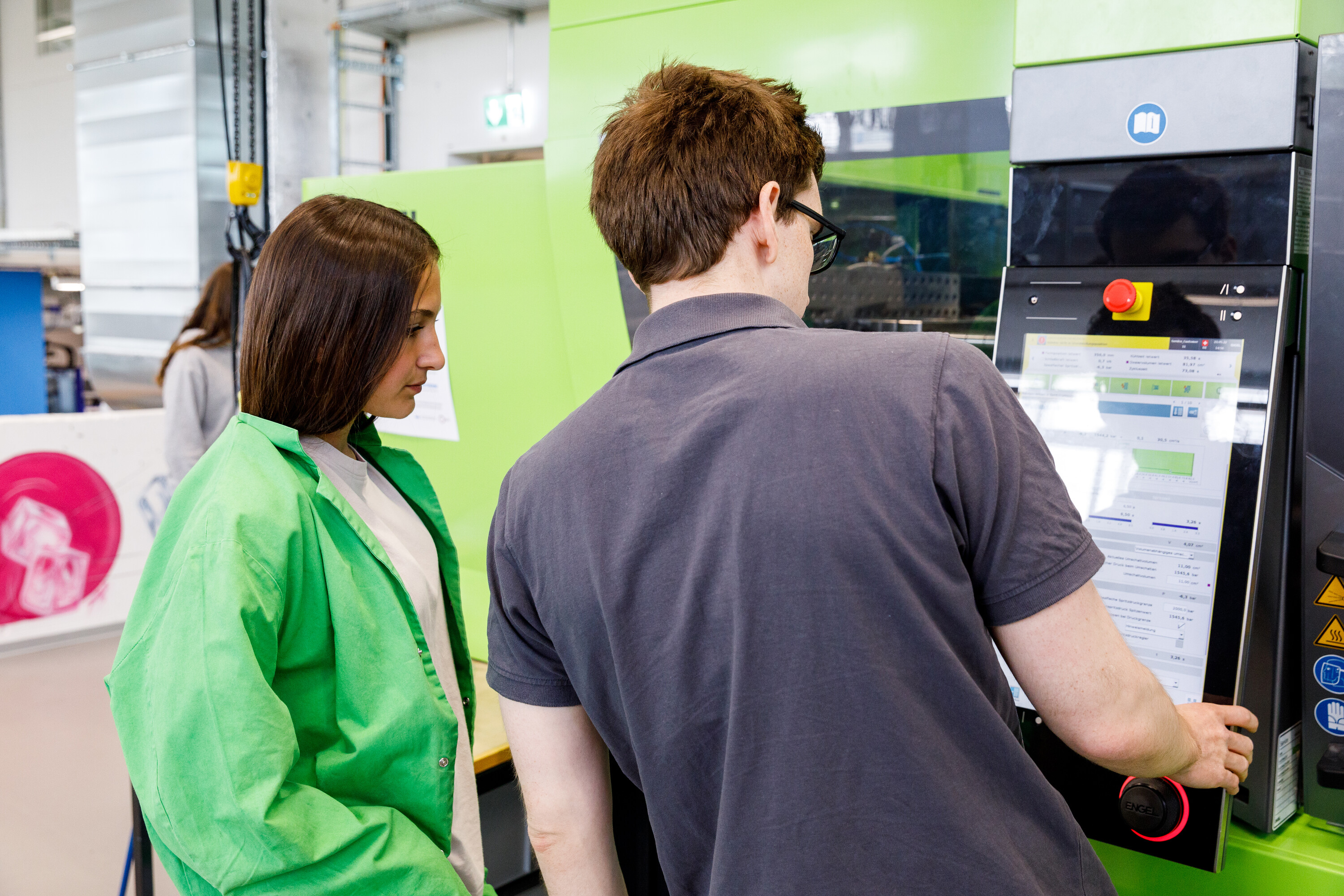 Arbeit an Spritzguss-Maschine im OSTLAB