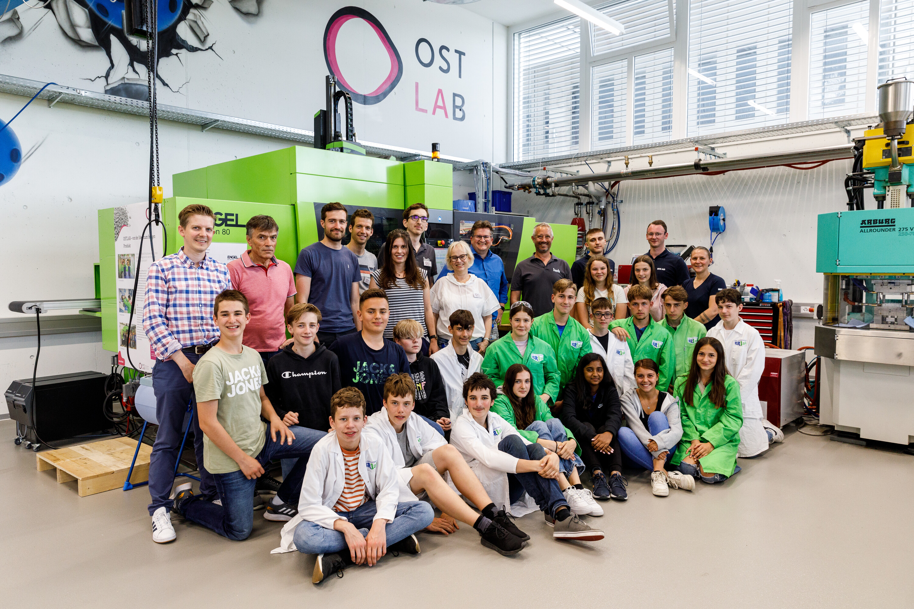 Gruppe von Jugendlichen und Lehrpersonen im OSTLAB