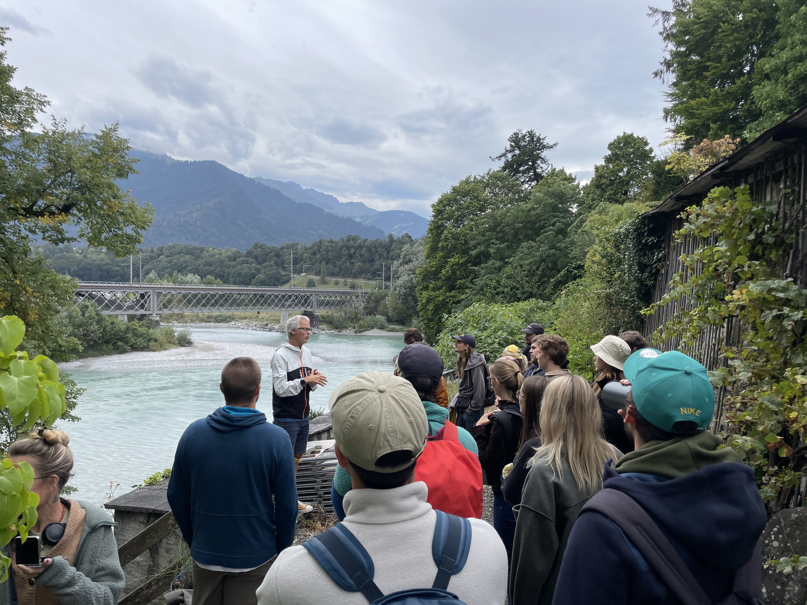 Studierende zu Besuch in der Wasserbibliothek: Exkursionen gehören in der Blockwoche ebenfalls zum Programm.