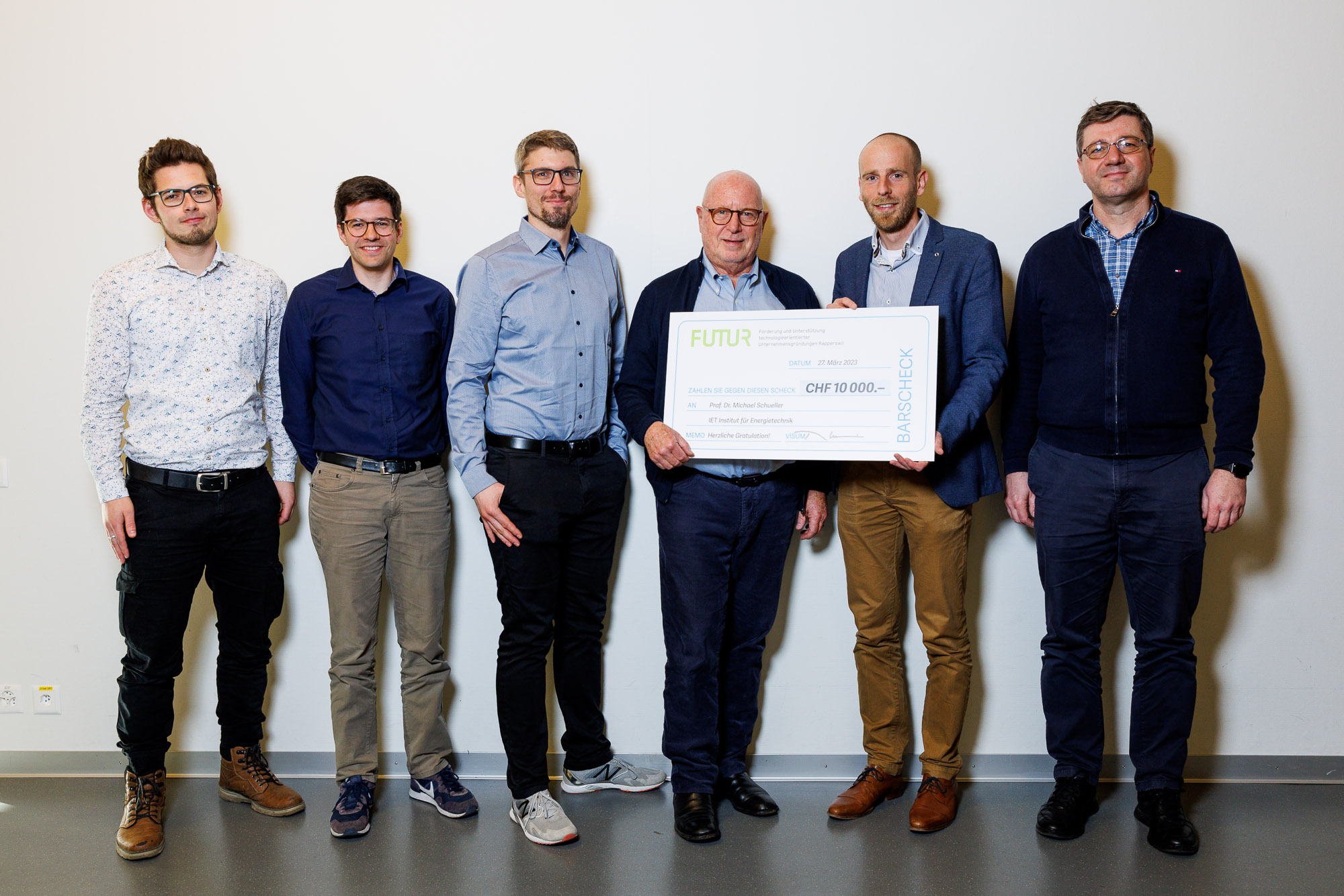 FUTUR Hauptpreis: Michael Schueller (2.v.r.) mit Team und Thomas Schmidheiny (3.v.r.)