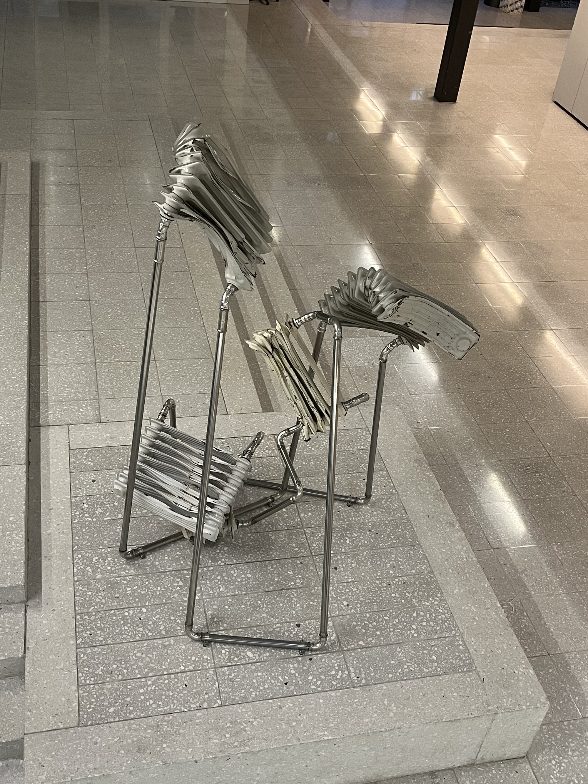 Ilona Ruegg, Hot Spot (2017), 5 Radiatoren verformt, Heizungsrohre Chromstahl.