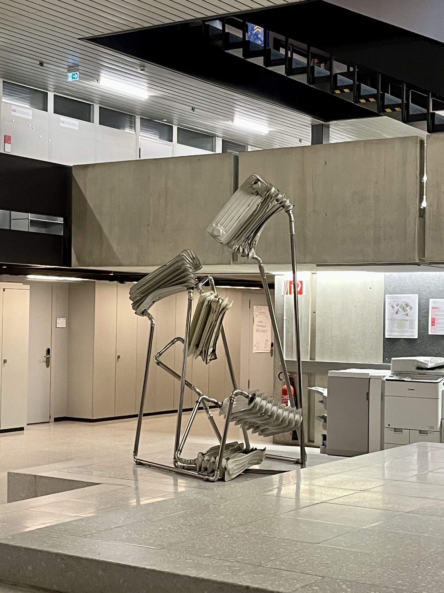 Ilona Ruegg, Hot Spot (2017), 5 Radiatoren verformt, Heizungsrohre Chromstahl.