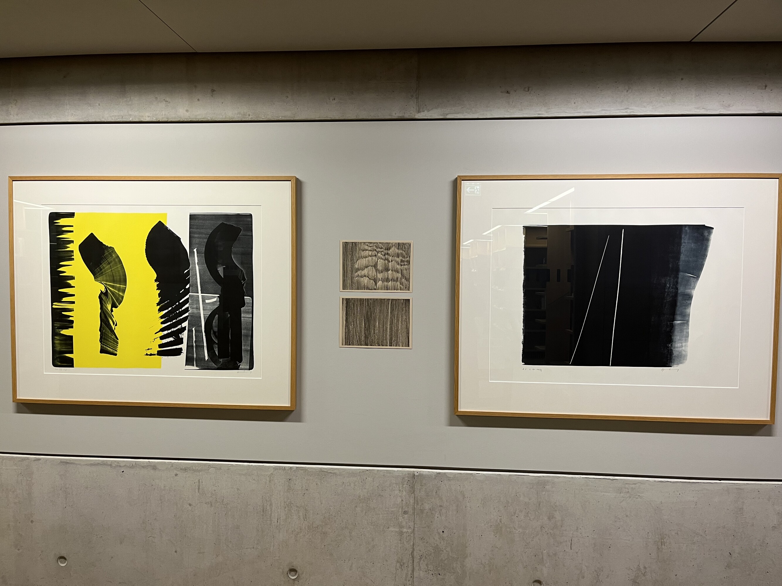 Hans Hartung, L-10-1973, Originallithografie (1973); Beatrice Dörig, Dazwischen, Tusche auf Papier (o. J.); Hans Hartung, L-17-1974, Originallithografie (1974)