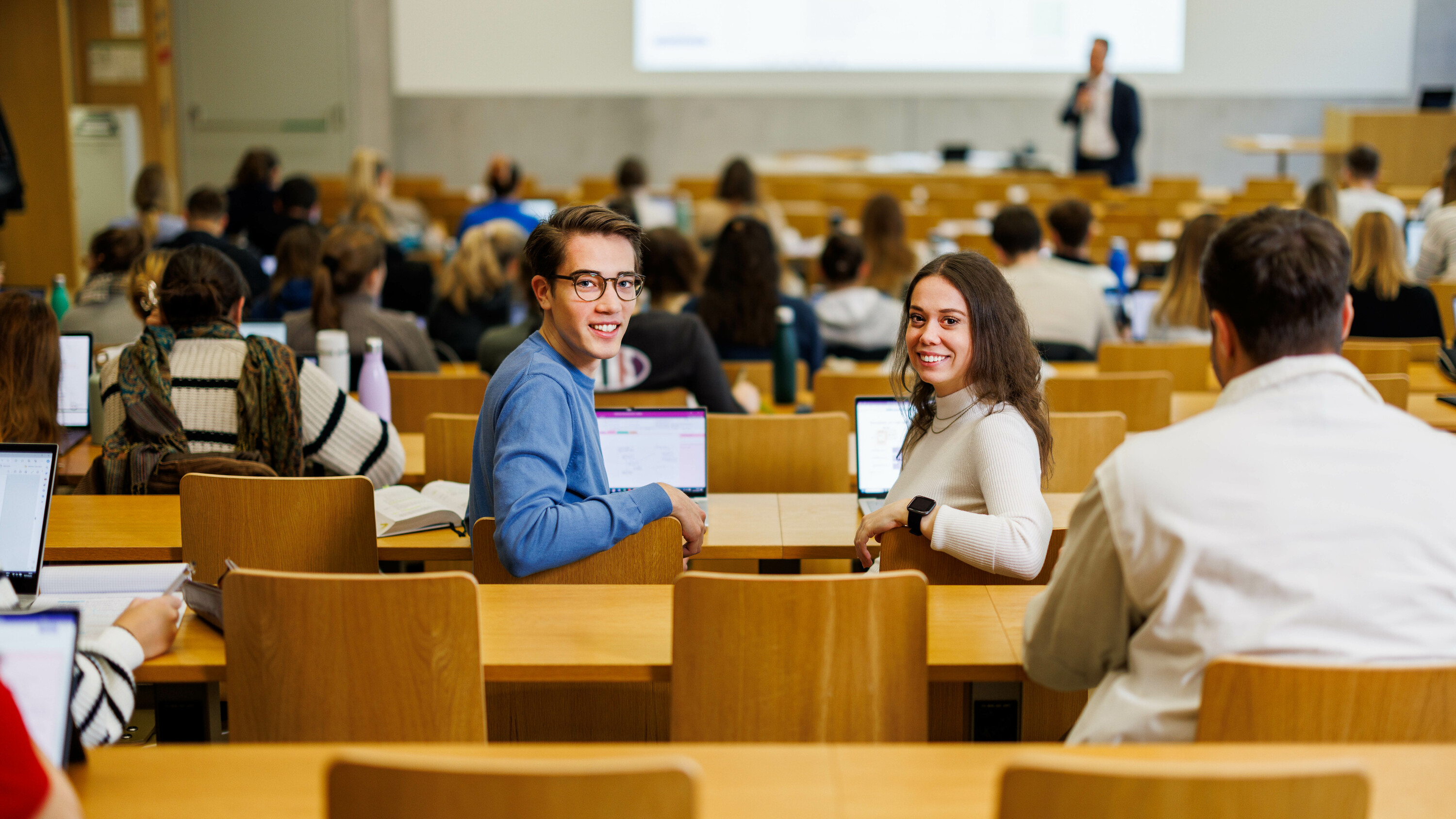 Eine Frau und ein Mann sitzen im Hörsaal der OST - Ostschweizer Fachhochschule