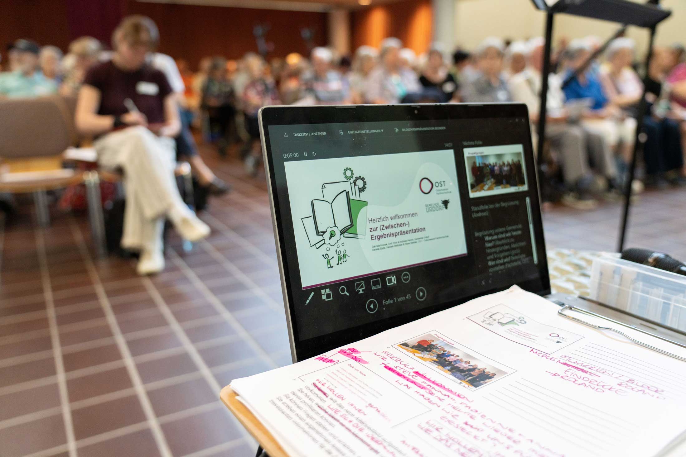 Laptop mit Infografik "Altersleitbild Urdorf"