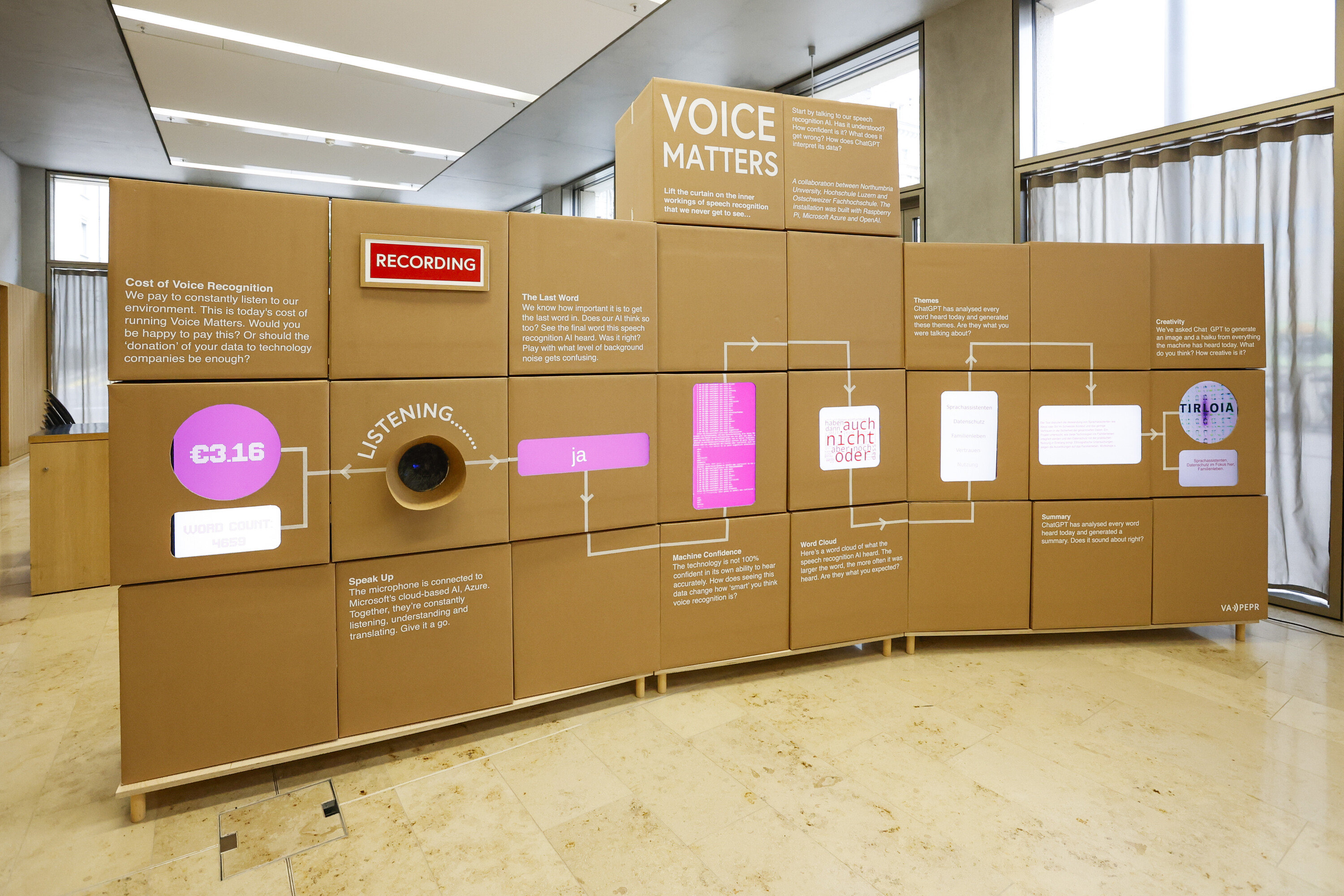 Installation in Form einer grossen Wand, mit welcher die Spracherkennung mit Künstlicher Intelligenz dargestellt und selbst erlebt werden kann.