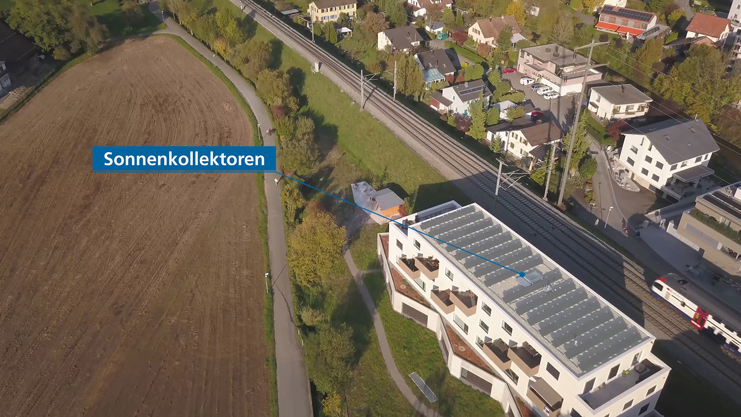 Das Testgebäude in Rapperswil-Jona sammelt mit einer Solaranlage auf dem Dach Energie. Überschüsse wandern direkt in den Eisspeicher, der neben dem Gebäude im Erdboden versenkt ist.
