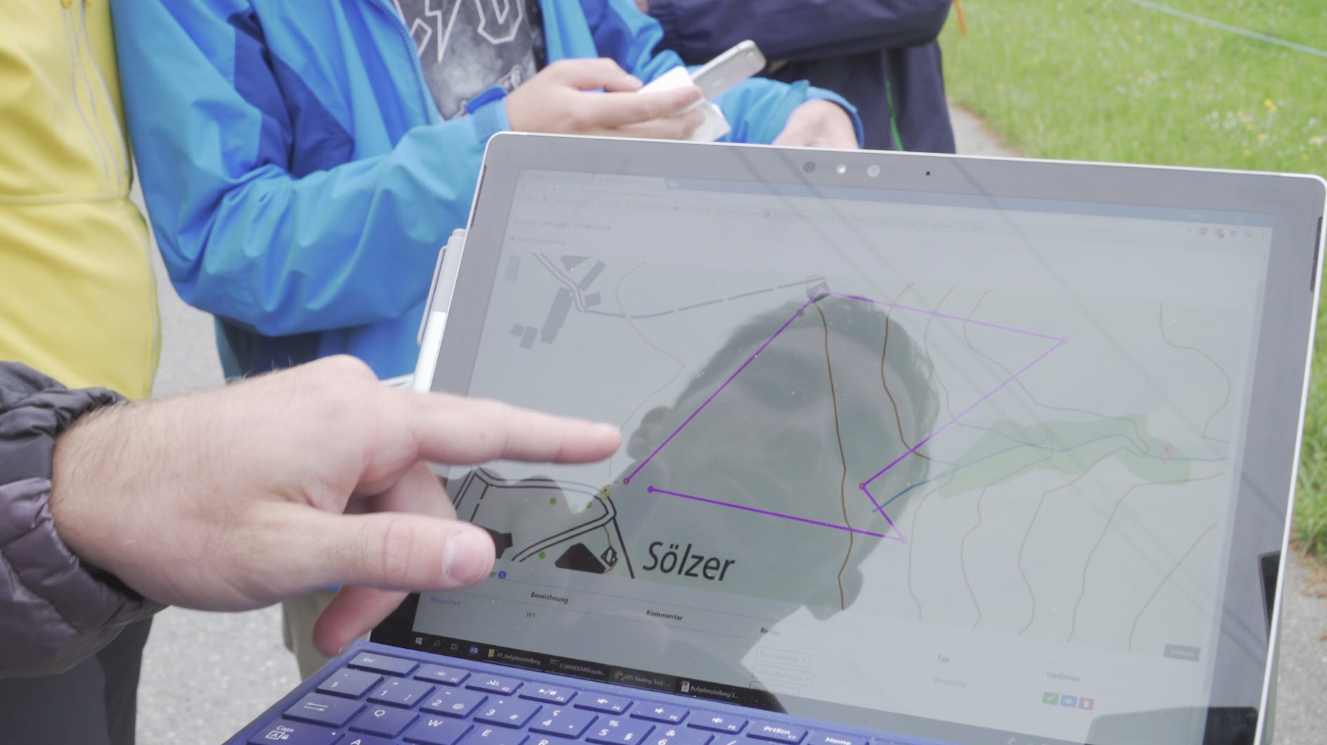 Per Touchscreen kann die Rettungsmannschaft das Suchareal der Drohne bestimmen. Den Flug absolviert die Drohne autonom, also ohne menschliche Steuerung.