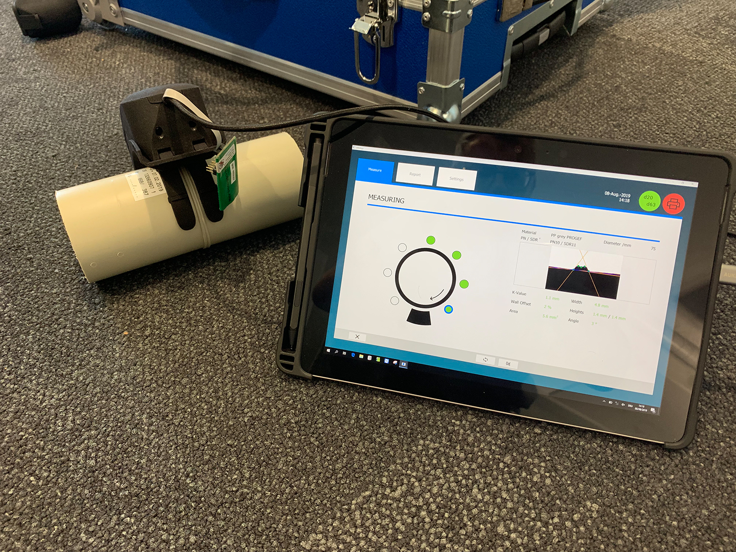 Das Messgerät wird auf eine Schweissnaht aufgesetzt – auf dem Tablet lässt sich der automatische Messvorgang live mitverfolgen.