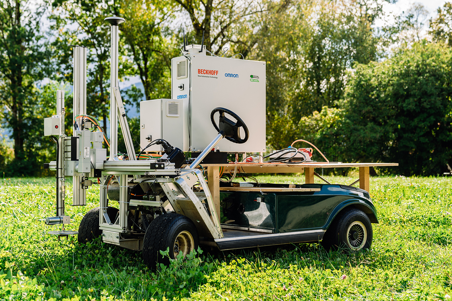 Noch nicht schön, aber funktionsfähig: Das Testfahrzeug für die autonome Unkrautbekämpfung braucht genug Platz, um alle benötigten Systeme zu transportieren.