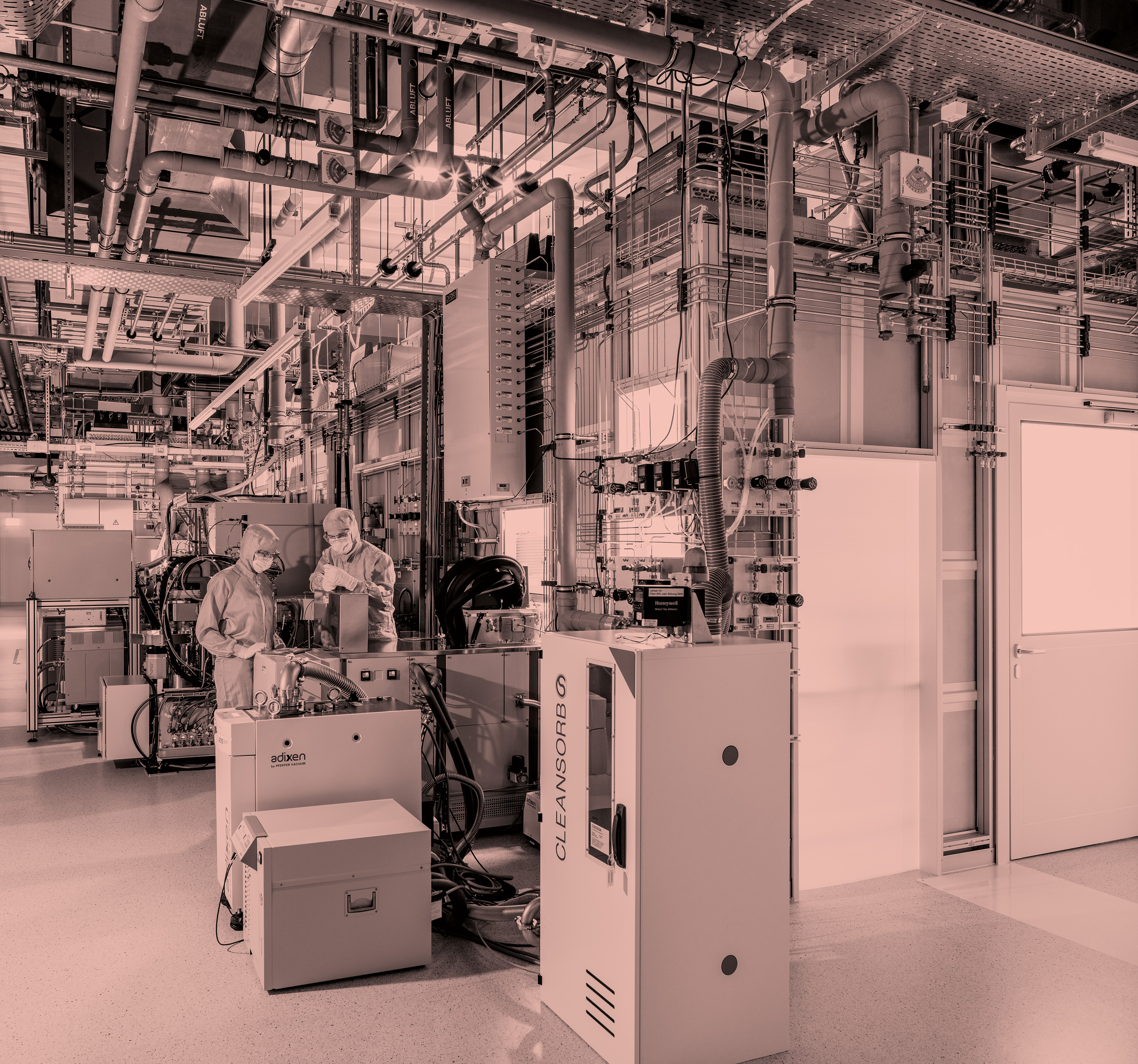 Zwei Chemiker in einem Reallabor.